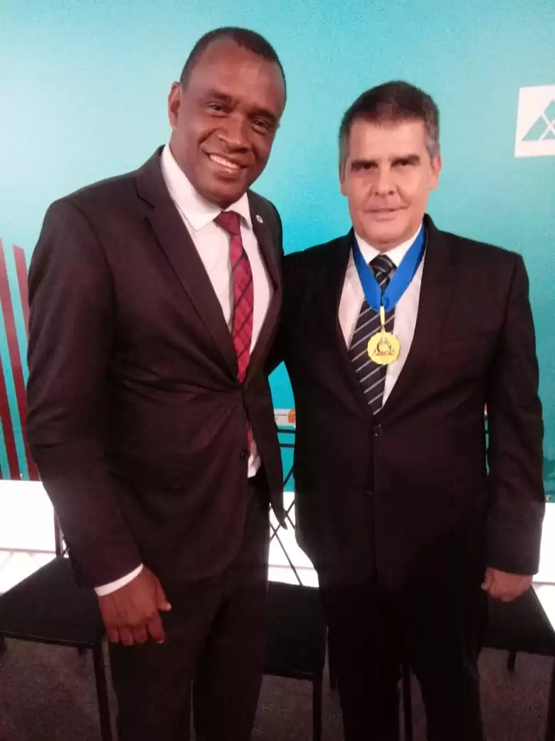 O vereador Nilton Militão e o vice-governador Paulo Brant 1 O vereador Nilton Militão representou a Câmara na solenidade em que o vice-governador Paulo Brant entregou a Medalha Santos Dumont, ontem na Fazenda Cabangu