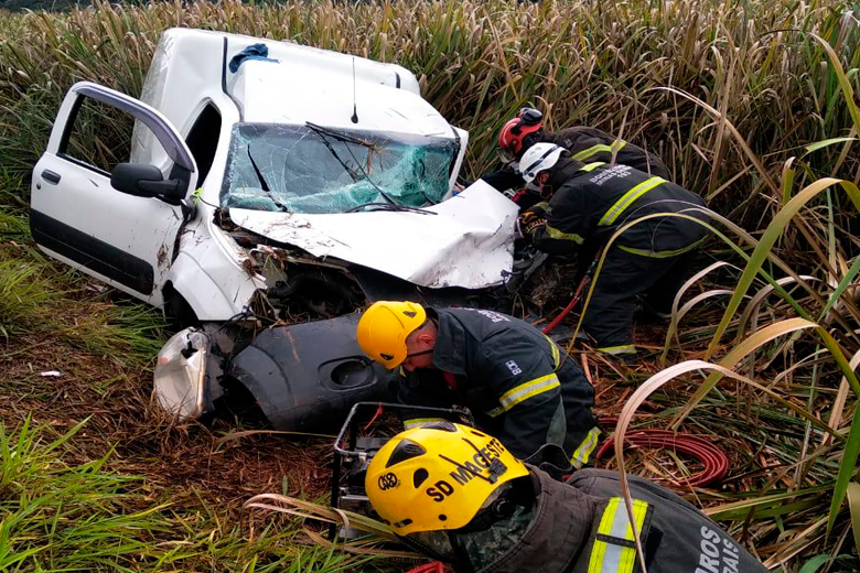 Homem fica preso às ferragens em acidente na BR-267 1 acidente br 267