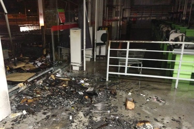 capa incêndio mart minas 2 bombeiros