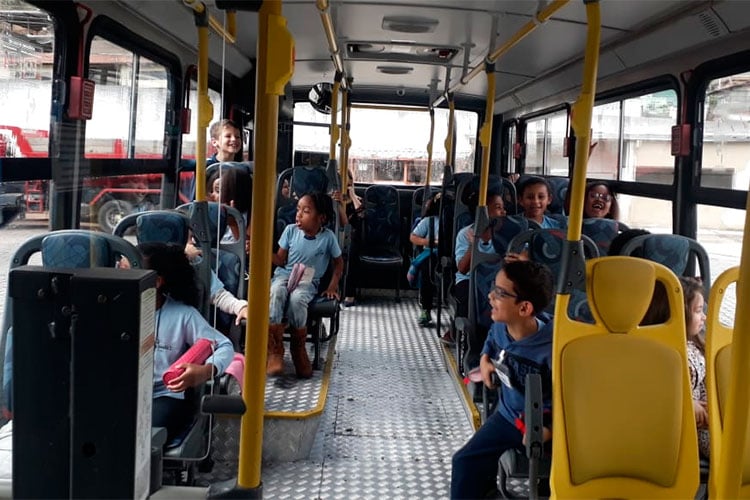 crianças no ônibus