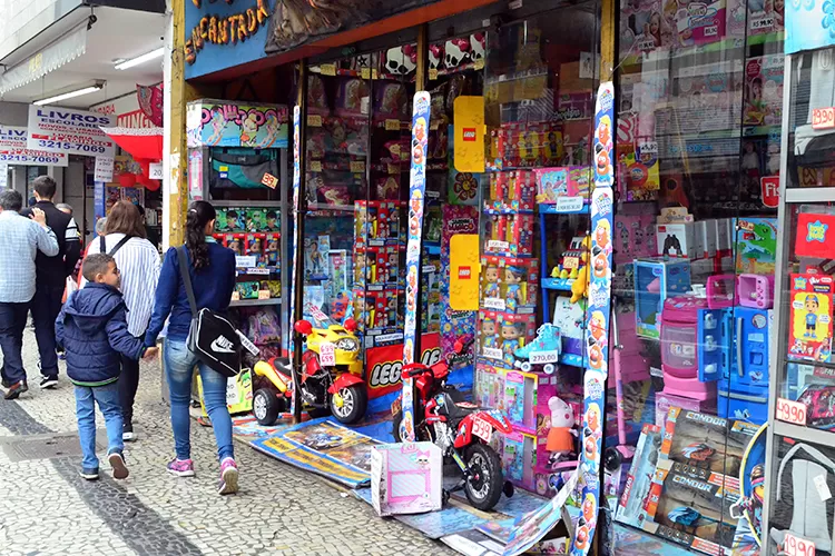 Clientes lotam shoppings na busca do presente de última hora