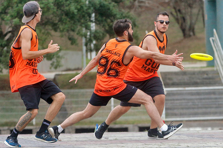 frisbee capa by felipe couri