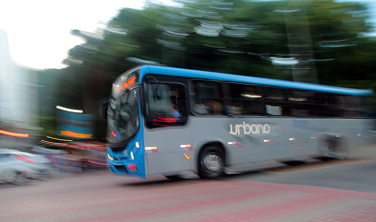 Ônibus-transporte-público-by-Fernando-Priamo