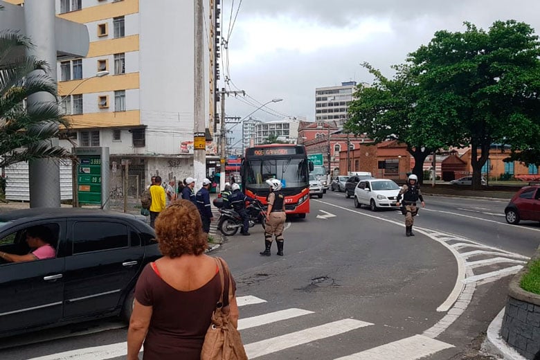 Projeto quer rebocar ônibus quebrado por mais de 15 minutos na rua 1 nibus quebrado by michele meireles1