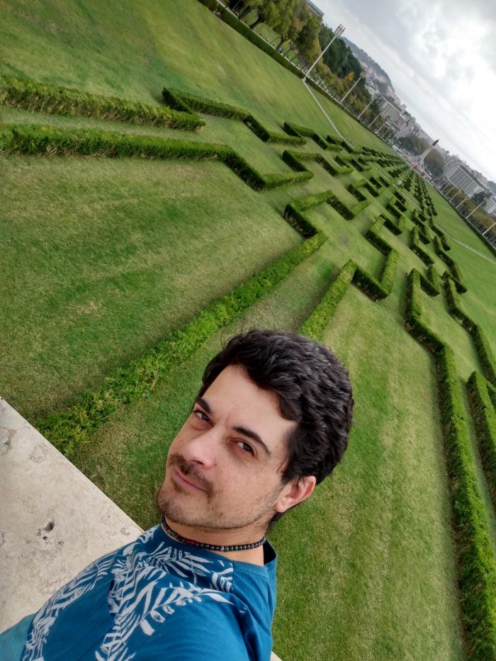 Mostra em Lisboa 1 Mostra em Lisboa: Premiado em 2018 na Feira Internacional de Arte Contemporânea Carrousel Du Louvre, o artista Gabriel Gavioli está em Lisboa, onde inaugurou a exposição “É tempo de cor”, no salão nobre da Junta de Freguesia Avenidas Novas. A mostra reúne uma série de obras que dialogam com a possibilidade de expressão do momento histórico e tem como tema central a luta por igualdade de direitos e a beleza e a quebra de paradigmas.