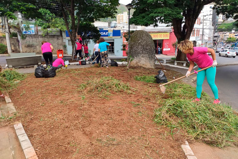 Moradoras promovem ação de limpeza e capina em trevo da Zona Sul 1 3ação na praça santa celília by gabriel silva