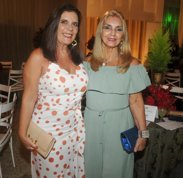Mônica Gomide Guimarães e Graça Loures clicadas na promoção Mesas de Natal da Ascomcer, no Marcellu's Aero. Foto: Andréa Ottoni
