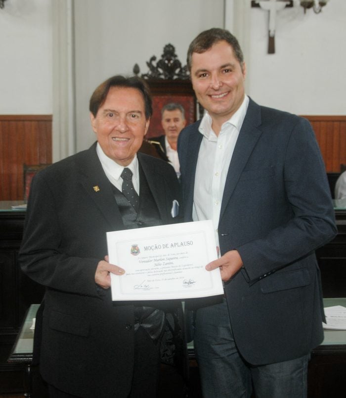 Júlio Zanini recebeu moção de aplausos do vereador Marlon Siqueira, ontem, na Câmara 1 Júlio Zanini recebeu moção de aplausos do vereador Marlon Siqueira, ontem, na Câmara Foto: Andréa Ottoni