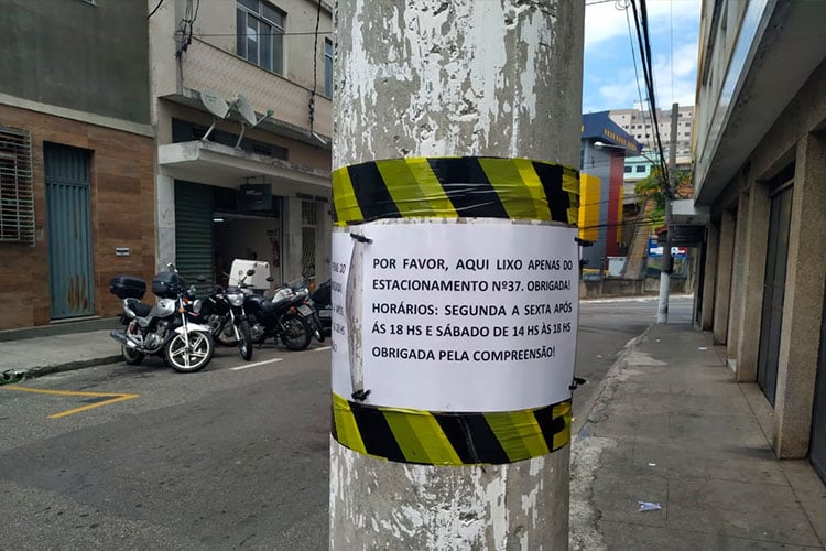 Descarte de lixo em horário inadequado causa transtornos 2 Aviso Morro da Glória