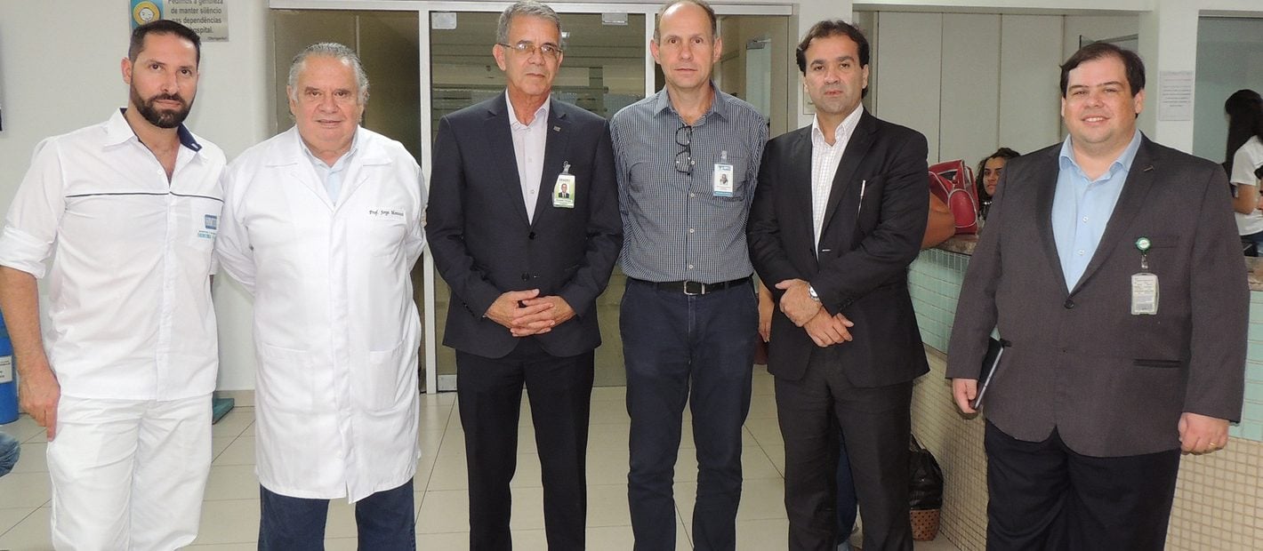 Jorge Montessi recebeu, no Hospital e Maternidade Therezinha de Jesus, a visita do amigo de infância e presidente general Oswaldo Ferreira 1 Jorge Montessi (aniversariante desta sexta-feira) recebeu, no Hospital e Maternidade Therezinha de Jesus, a visita do amigo de infância e presidente da EBSERH, general Oswaldo Ferreira. No 'flash' Fernando Ribeiro, Montessi, o general Oswaldo, Marco Antônio Guimarães de Almeida (diretor presidente do HMTJ), Rodrigo Barbosa e Giuseppe Gatto