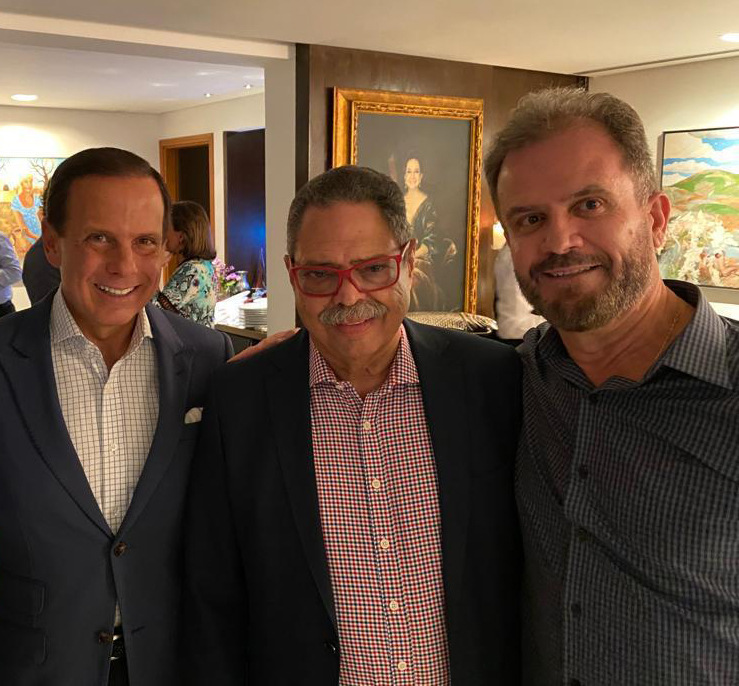 José Lúcio Fernandes e Valéria Cruz com o ex-jogador do Flamengo, Nélio e Diego Fernandes, no almoço da Chimarron 3 O governador paulista João Dória, que veio à Minas especialmente para abraçar o amigo Paulo Cesar de Oliveira pelos 74 anos, e o diretor da RecordTV, Wagner Espanha
