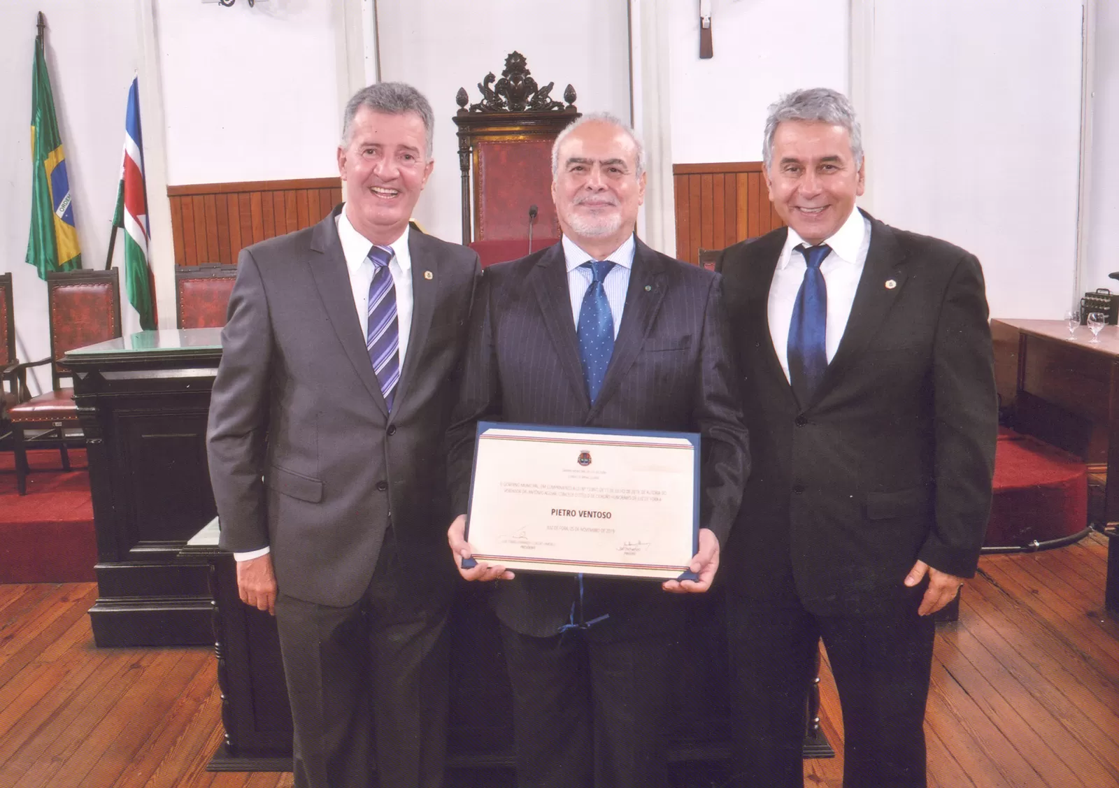 Sérgio Bara, Tadeu Monteiro de Barros, Frederico Miana e Igor Burkowski 2 O novo cidadão honorário Pietro Ventoso, agente consular da Itália, ladeado pelo presidente da Câmara, Luiz Otávio (Pardal) e o vereador Antônio Aguiar - responsável pela homenagem