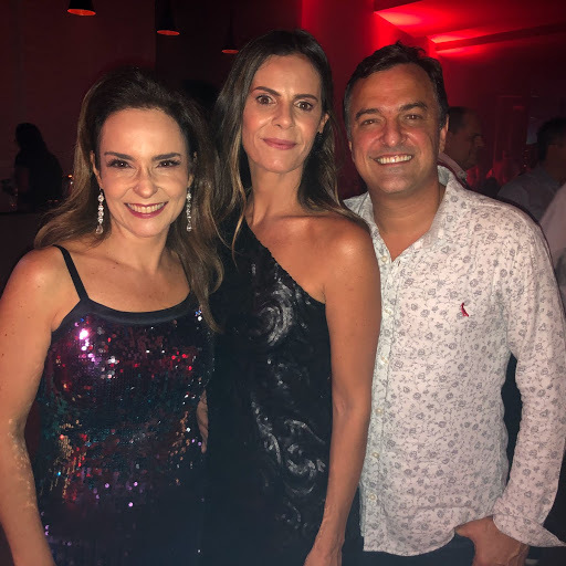 A juíza Martha Halfeld com Carol Novy e Iuri Girardi em recente festa    