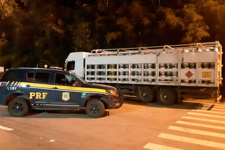Caminhão carregado de gás de cozinha é apreendido na BR-040 sem nota fiscal 1 caminhão apreendido prf