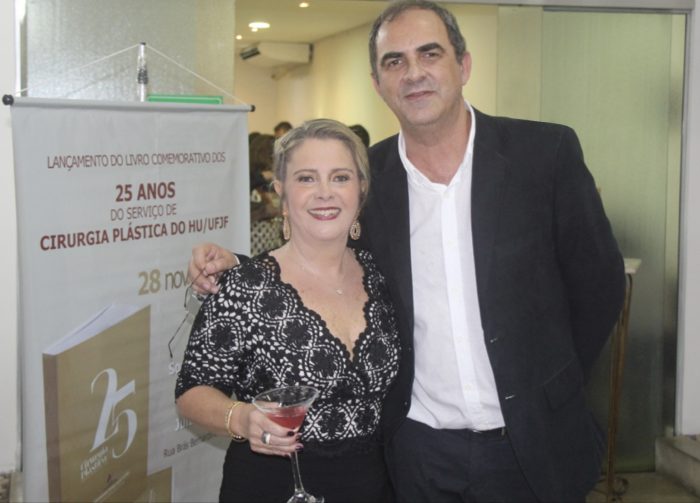 Catarina e Marilho Dornelas no lançamento do livro em comemoração aos 25 anos do Serviço de Cirurgia Plástica do HU, na Sociedade de Medicina e Cirurgia