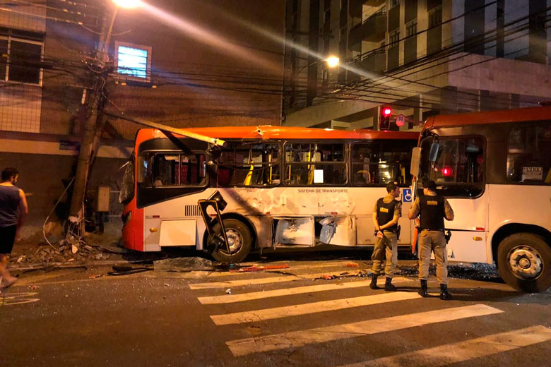 Poste e muro de prédio são danificados após batida entre ônibus 1 3 acidente ônibus by marcos ladeira