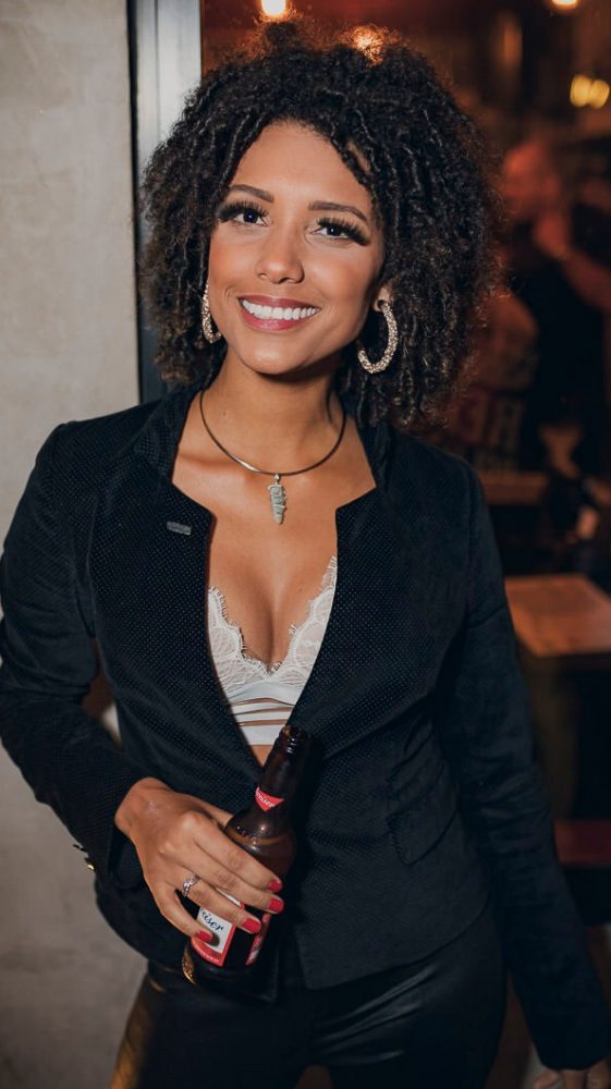 A economista da XP Investimentos Zeina Latif, ladeada por Daniel Moulin e Valério Ribeiro 2 Carol Vieira na noite da Danke