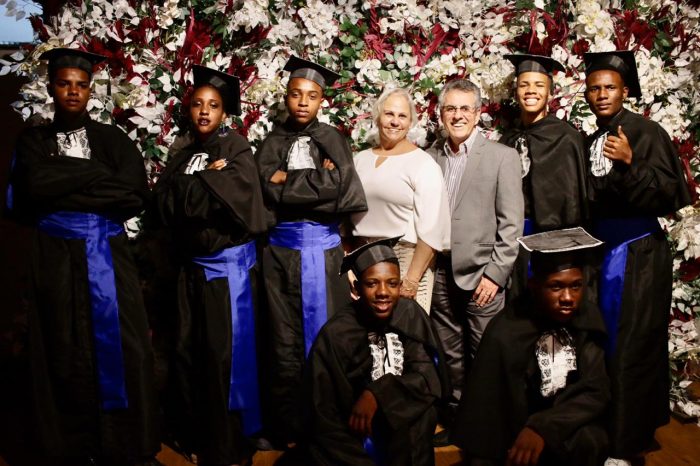 Grande incentivadora do Projeto Geração do Futuro, a Unimed Juiz de Fora formou mais uma turma de jovens do Bairro Dom Bosco. O projeto da Aban (Associação dos Amigos) promove oficinas temáticas sobre comportamento, mercado de trabalho e esportes para meninos e meninas dos 12 aos 17 anos e tem o apoio da Unimed. Na foto, o diretor administrativo e financeiro, Darlam Kneipp, com a esposa Amélia e os alunos da segunda turma na cerimônia de formatura