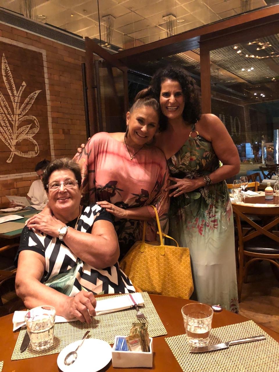 Ameli Cury e a filha Luciana ladeando Fafá de Belém no jantar dominical do Olivo, sofisticado restaurante italiano na Barra da Tijuca 1 Ameli Cury e a filha Luciana ladeando Fafá de Belém no jantar dominical do Olivo, sofisticado restaurante italiano na Barra da Tijuca