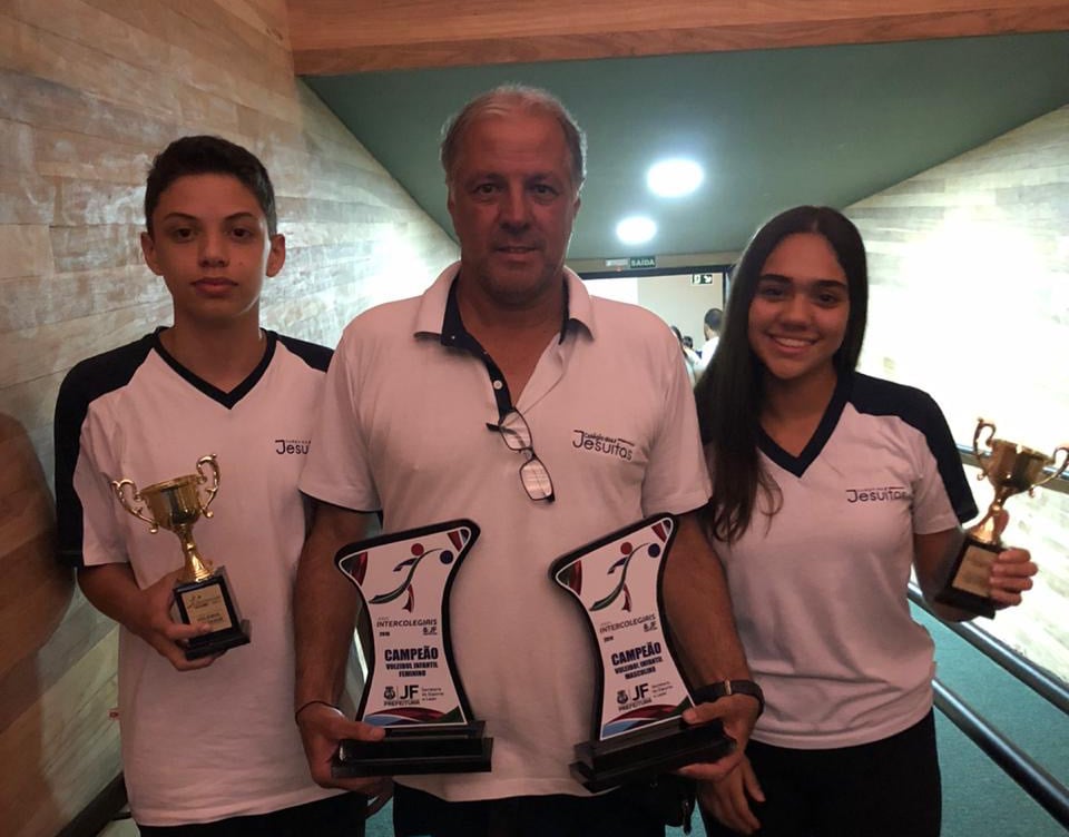 O professor Tidinho Rocha ladeado pelos alunos do Jesuítas, Gabriel Chaves e Laura Gonzáles 1 O professor Tidinho Rocha ladeado pelos alunos do Jesuítas, Gabriel Chaves e Laura Gonzáles (vencedores do sub 15 de voleibol), nos Jogos Intercolegiais