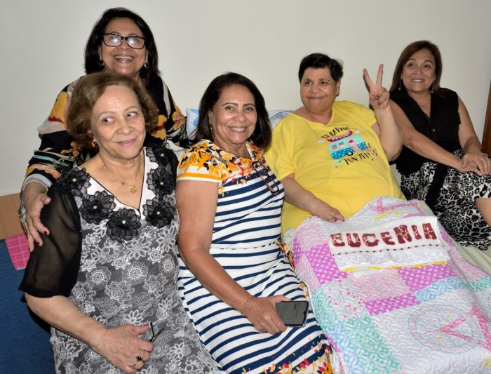 'Niver' em família 1 As irmãs Quaresma comemoraram os 60 anos da caçula, Eugênia. No 'clic', Ivone, Noélia, Marizalva, a aniversariante Eugênia e Mariza, além de Antenaide, Sara, Norma, Marilene e Maria Eralda.