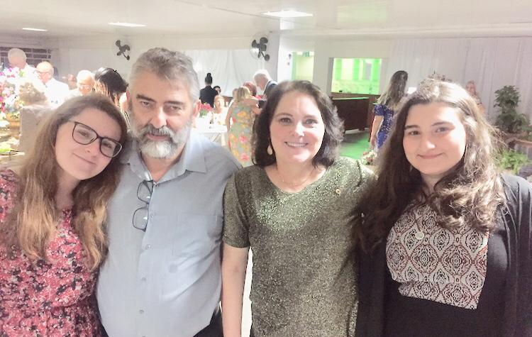 Cláudio Nogueira e Maria Rita Kingma Lanziotti Nogueira com as filhas Maria Luísa e Maria Eduarda 1 Cláudio Nogueira e Maria Rita Kingma Lanziotti Nogueira com as filhas Maria Luísa e Maria Eduarda, no jantar dos 10 anos do Lions Club Liberdade e Serviço
