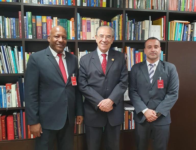 O presidente do Sinteac, Sérgio Felix com o conselheiro do Tribunal de Contas do Estado, Sebastião Helvécio e Rodrigo Gabriel 1 O presidente do Sinteac, Sérgio Felix com o conselheiro do Tribunal de Contas do Estado, Sebastião Helvécio e Rodrigo Gabriel, em Belo Horizonte