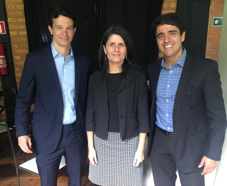 A economista da XP Investimentos Zeina Latif, ladeada por Daniel Moulin e Valério Ribeiro 1 A economista da XP Investimentos Zeina Latif, ladeada por Daniel Moulin e Valério Ribeiro, ontem, no almoço empresarial da Associação Comercial