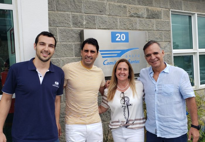 Gratidão pelo apoio logístico O ex-lateral do Flamengo, Athirson esteve no Rodoviário Camilo dos Santos para agradecer o apoio recebido no Jogo Solidário que promoveu no Estádio Radialista Mário Helênio. A partida reuniu amigos do jogador e arrecadou mais de quatro toneladas de alimentos, que foram distribuídos a diversas entidades assistenciais. A transportadora Camilo dos Santos foi responsável pela logística de coleta e entrega das doações. No ‘flash’, Felipe Santos, Athirson, Luciana Bellini e Eduardo Benjamin dos Santos.