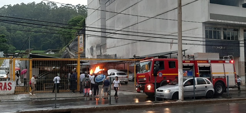 Carro pega fogo em estacionamento próximo à Santa Casa 1 incendio bombeiros