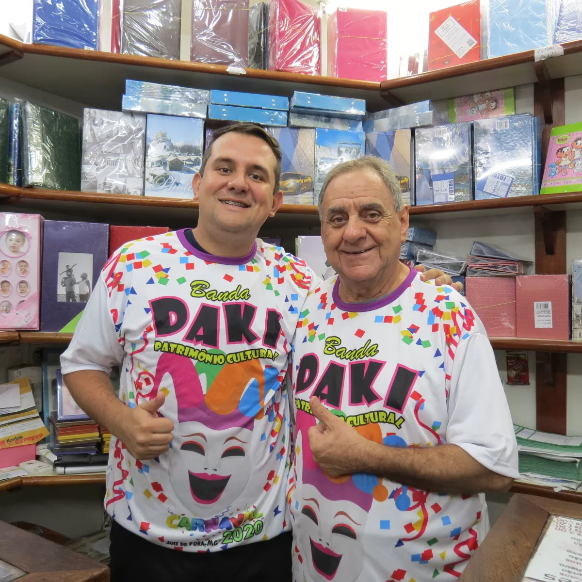 O padre Pierre Cantarino recebeu de José Carlos (Zé Kodak) Passos a camisa para o Baile da Banda Daki 1 O padre Pierre Cantarino recebeu de José Carlos (Zé Kodak) Passos a camisa para o Baile da Banda Daki, marcado para 20 de fevereiro, no Univershow