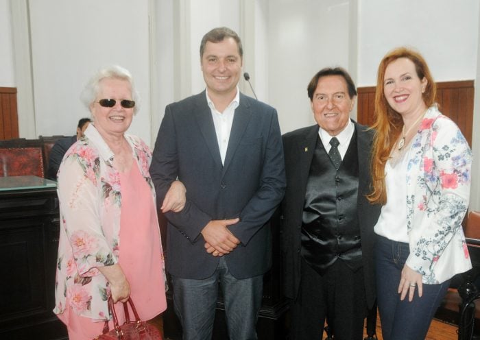Breno Motta, Júlia Pessoa, Beatriz Inhudes e a 'chef' Ingrid Borges no clima pré-carnavalesco do Muzik 2 Maria Tereza Ballesteros, o vereador Marlon Siqueira, Júlio Zanini e Fabiana Ballesteros, na Câmara Foto: Andréa Ottoni