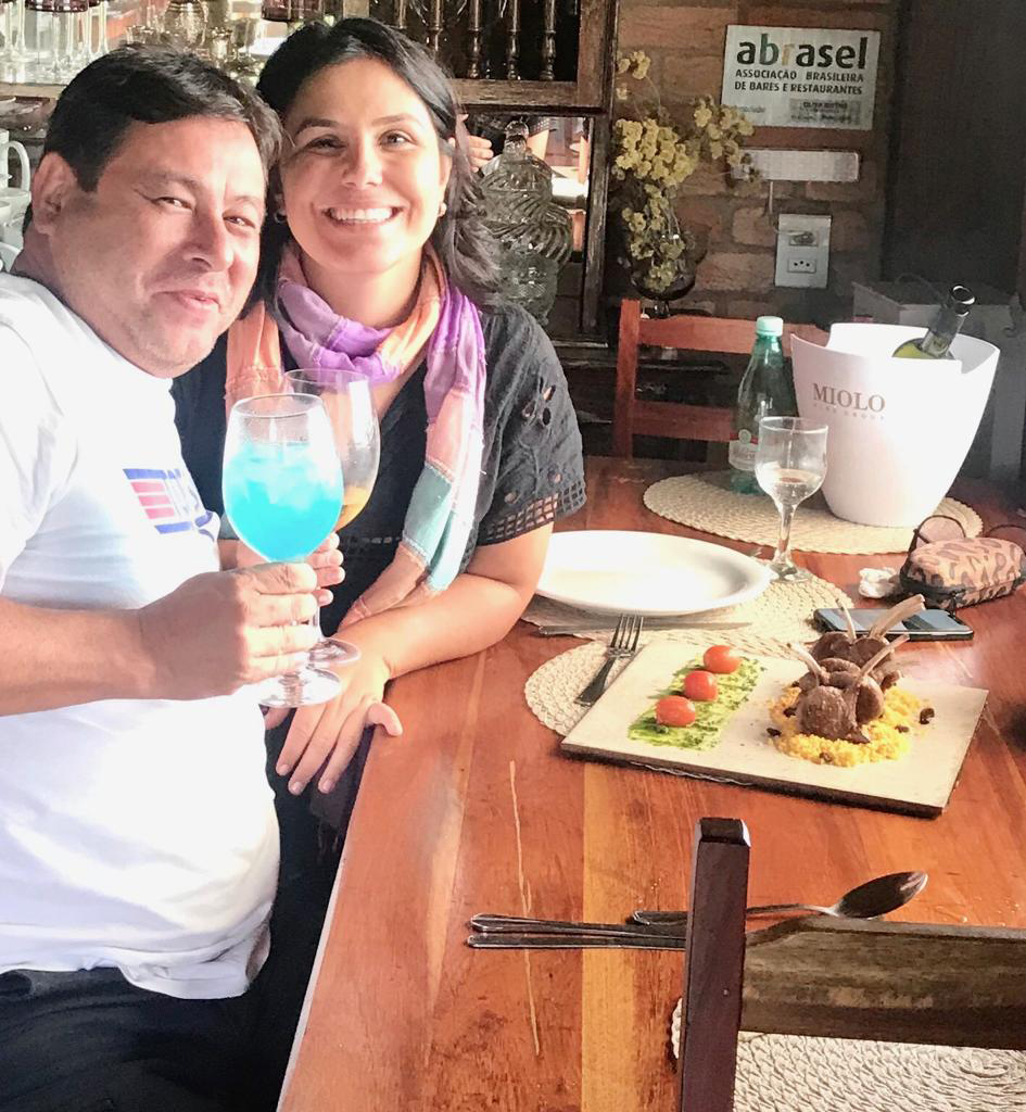 José Carlos Branco e Juliana Melo marcando presença no almoço do Oliva Bistrô, em Ibitipoca