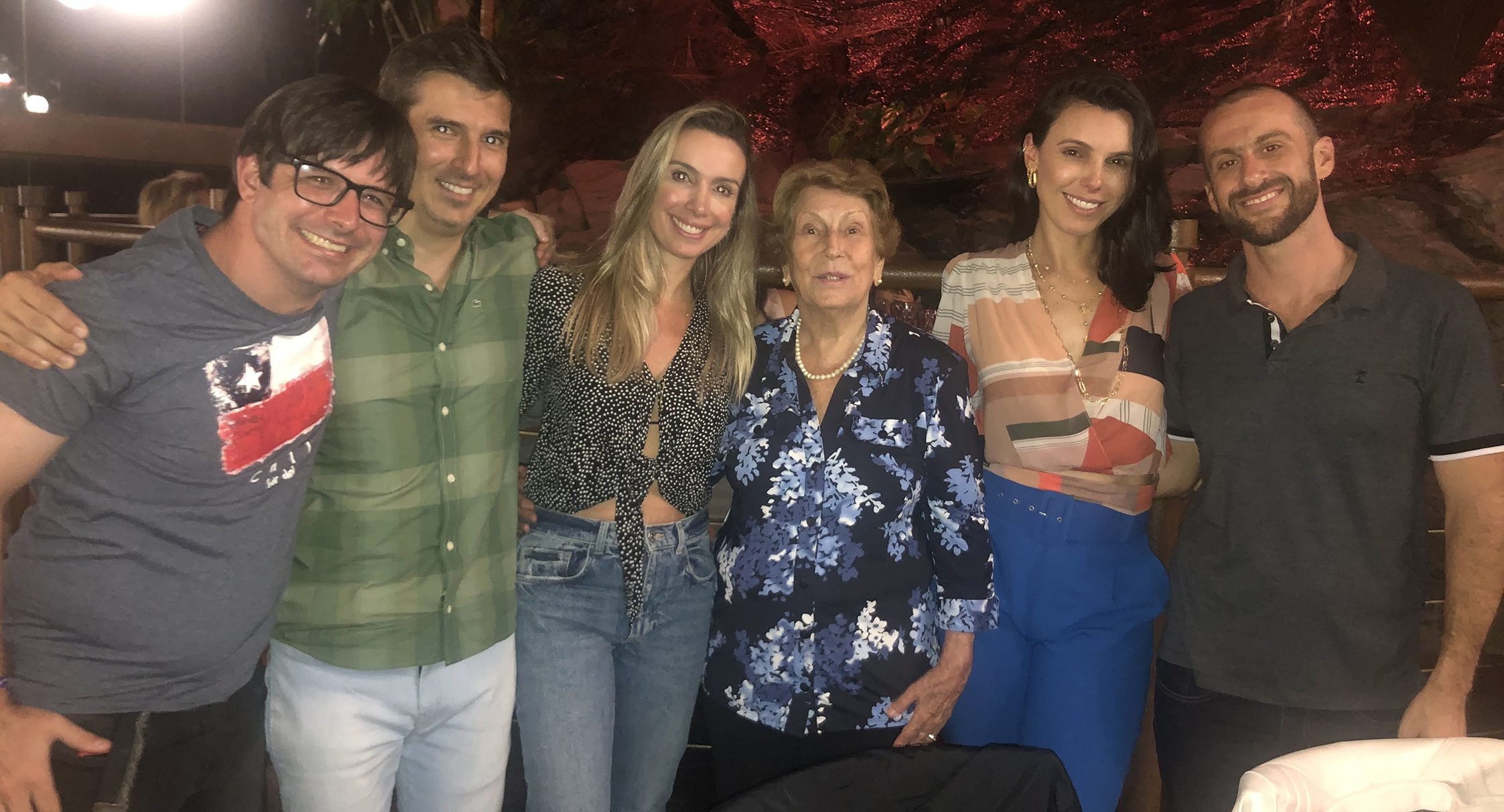 Dona Terezinha de Landa com os netos Léo, Homero, Bárbara, Débora e Diego, na comemoração de seus 92 anos, no Assunta 1 Dona Terezinha de Landa com os netos Léo, Homero, Bárbara, Débora e Diego, na comemoração de seus 92 anos, no Assunta