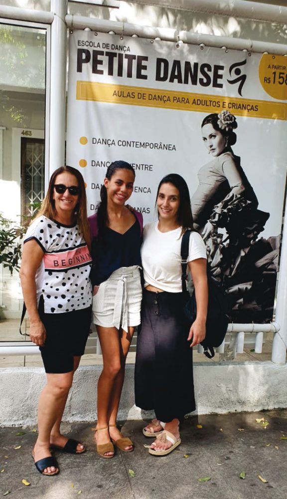 Eles Acontecem 1 Balé no Rio: Aluna do Studio Vivian Mockdece, Rúbia Lima de Freitas (na foto ladeada por Vivian e a filha Tayane Mockdece Rihan) ganhou uma bolsa para estudar na escola Petit Danse, uma das mais importantes escolas do Brasil.