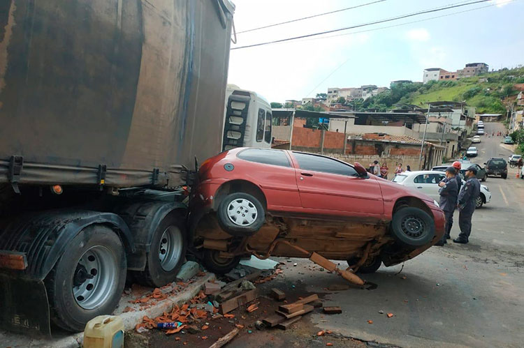 acidente-bairro-amazonia-by-bombeiros-interna acidente-bairro-amazonia-by-bombeiros-interna