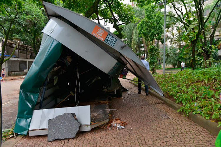 banca-de-jornal-destruída