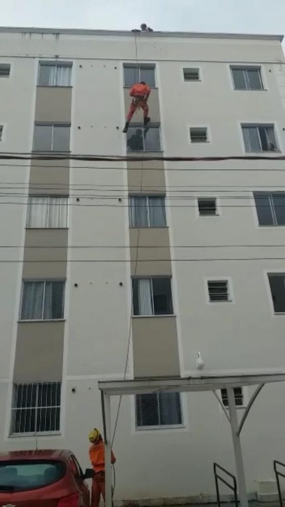 Cachorro fica preso em janela do quinto andar de prédio em Juiz de Fora 1 cachorro preso by bombeiros2