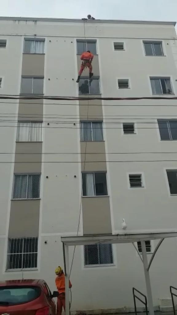 Cachorro fica preso em janela do quinto andar de prédio em Juiz de Fora