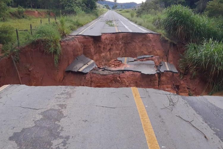 capa cratera na estrada sem crédeito