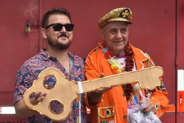 O diretor-geral da Funalfa, Zezinho Mancini e o “marechal" Zé Kodak no desfile da Banda Daki