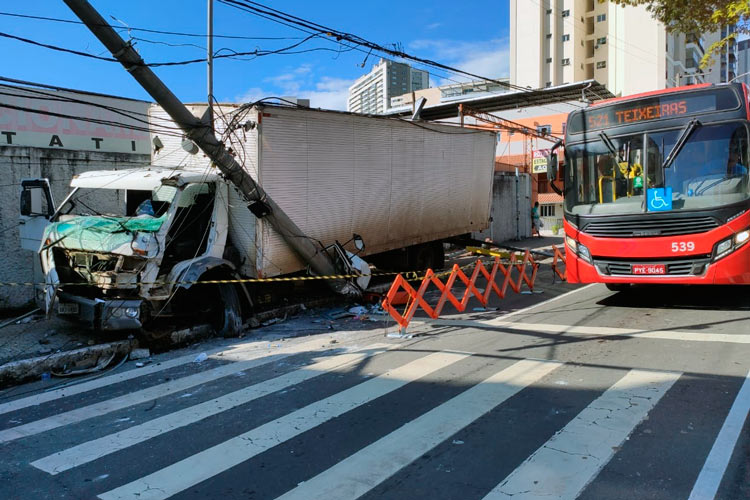 Trânsito amanhece lento após acidente na Av. Itamar Franco 1 1caminhão acidente