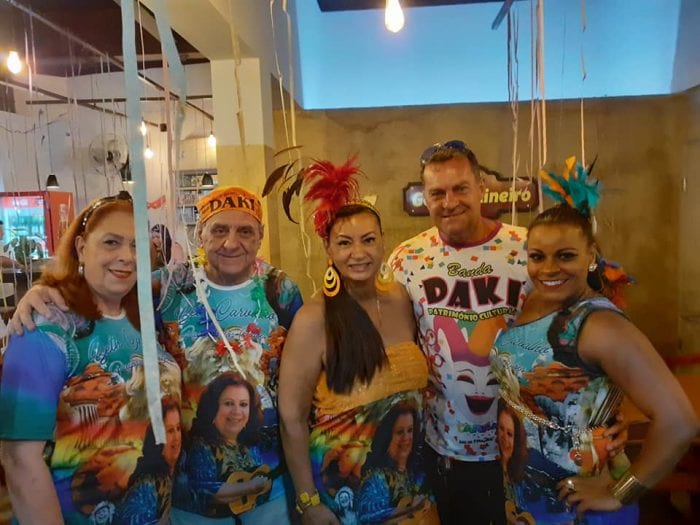 Rita Salim, o "marechal da banda" Zé Kodak, Áurea Cássia e Gilberto Rodrigues com Liliane Gonzaga 1 Rita Salim, o "marechal da banda" Zé Kodak, Áurea Cássia e Gilberto Rodrigues com Liliane Gonzaga, no show do Pagodão dos Clubes, em Bicas