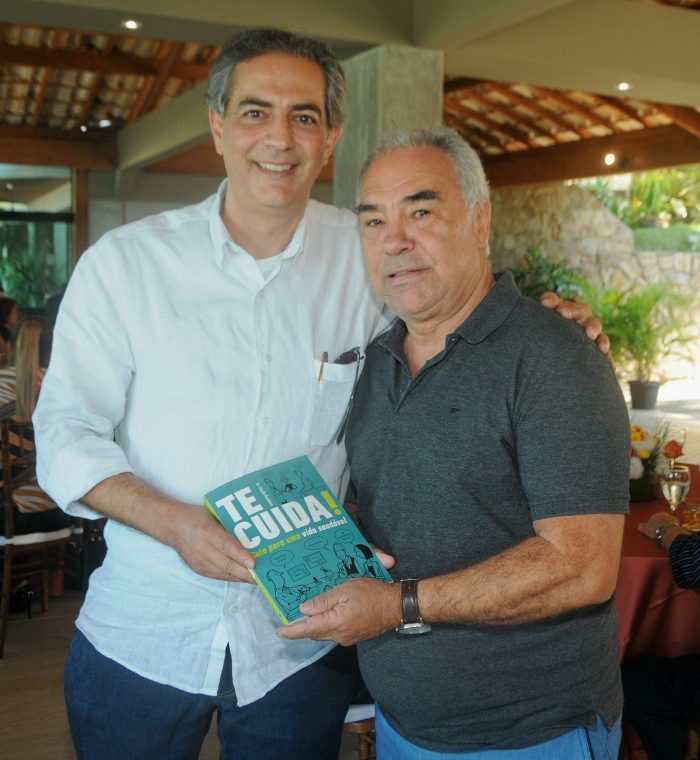 Honório Carvalho, recebendo Terezinha de Landa no jantar do Assunta 2 Cláudio Domênico presenteou João Matos com o seu livro "Te Cuida! - Guia para uma vida saudável"