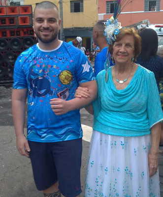 Christina Baldioti, Zezé do Pandeiro e Fernando Luiz Baldioti (homenageado pelo Bloco Eu e Você) com a filha Fabiana 2 Também na tarde pré-carnavalesca, Carlos Felipe Meyer com a avó, Dirce Dayrell