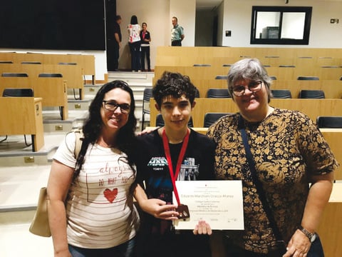 Medalha em Belo Horizonte: O estudante Eduardo Marchioni Crocco (ladeado pelas coordenadoras de matemática do Colégio Santa Catarina, Eliana Crocco e Denize Salazar) recebeu medalha de bronze na Olimpíada Mineira de Matemática, em solenidade na UFMG. 