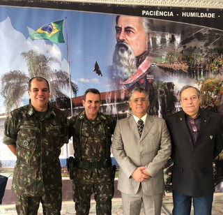 O comandante do 4° GAC, tenente-coronel, Alexandre Roberto da Silva, coronel Henrique Fernandes Marques, coronel Augusto Perez e Luiz Eduardo Schmitz em evento recente
