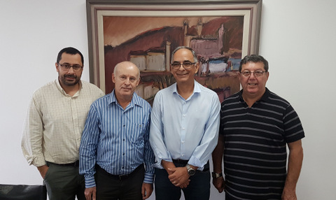 O presidente do conselho de administração do Bahamas, Paulo Roberto Lopes e o prefeito Antônio Almas, ladeados pelo diretor comercial e logística do grupo, Rodrigo Zata e o secretário de Esporte e Lazer, Julio Gasparette