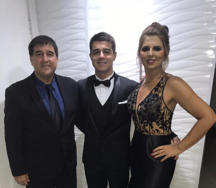 Pietro Machado Bertelli, ladeado pelos pais Ricardo e Simone, na formatura em Direito pelo Vianna Júnior 1 Pietro Machado Bertelli, ladeado pelos pais Ricardo e Simone, na formatura em Direito pelo Vianna Júnior