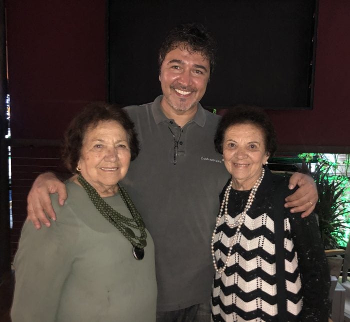 Sérgio Bara ladeado pela mãe Belinha e a tia Apparecida Brück em noite social 1 Sérgio Bara ladeado pela mãe Belinha e a tia Apparecida Brück em noite social